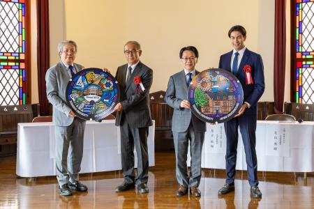 同志社大学にオリジナルデザインマンホール4基を設置