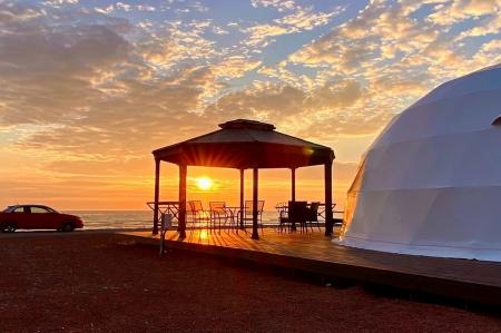 【石川・羽咋】ビーチまで5秒！日本海の水平線と夕日