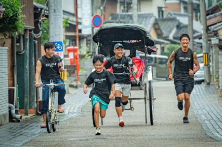 【ARUKU COFFEE & GALLERY】『世界を人力車で飛び回る