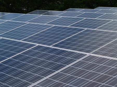 総務省は１４日、太陽光発電システムからの不要電...