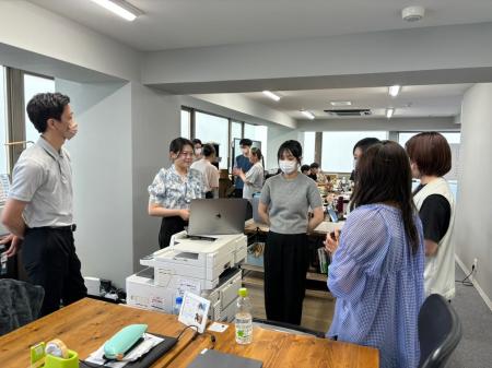 憂鬱になりがちな月曜の朝に社員同士が褒め合う制度を