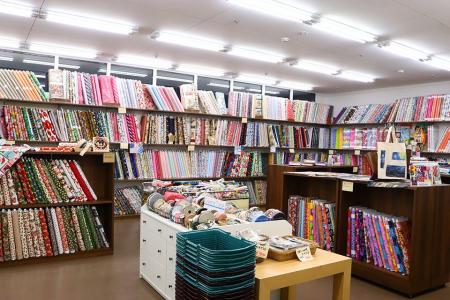 壁一面の種類豊富な輸入生地「別館Chuko」船場センタ