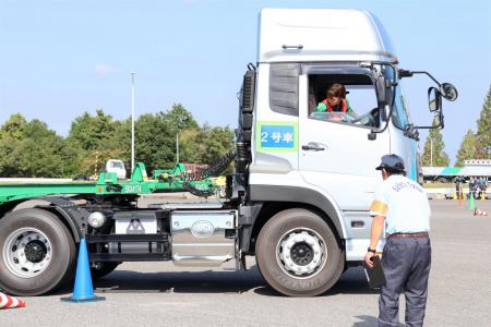 トラックとフォークリフトの運転技術と知識を競utf-8