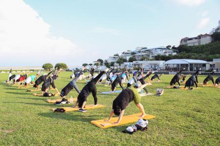 リピート率60％越え！琉球温泉 龍神の湯が朝ヨガイベ