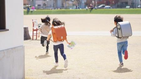 ～緑豊かな公園で好きなランドセルを背負って「おさん