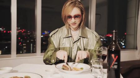 YOSHIKIがただ食べている！！　再生回数170万回越えの