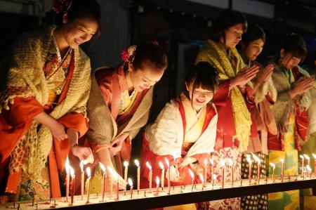 【岐阜県飛騨市】雪に包まれた飛騨の街並みが優しい光