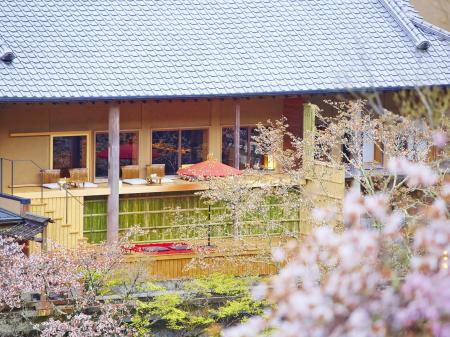 【星のや京都】喧噪から離れ、3つの特等席で桜の花見