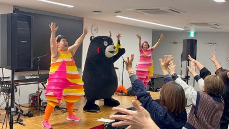 保育アーティストのケロポンズが熊本の幼稚園・保育園