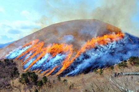 伊東で700年以上続く春の風物詩「大室山山焼き大utf-8