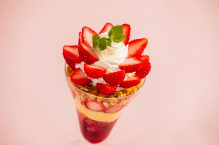 秋田キャッスルホテルの「ストロベリーフェア2025」が