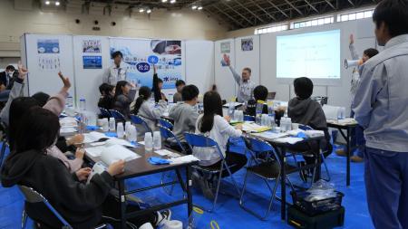 名古屋市内の小学生に向けて、水インフラの役割を伝え