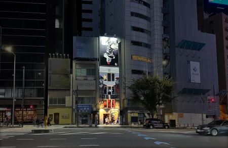 外苑前の交差点に毎月話題の人物やトピックをテーマに