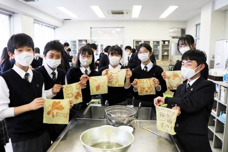 中等教育学校で「のこり染め」体験　玉ねぎの皮を再利