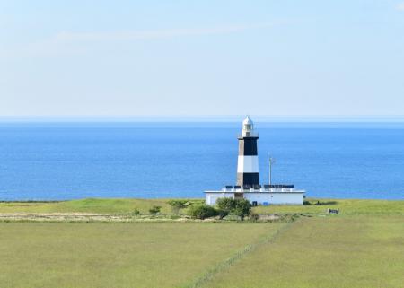 流氷が訪れるオホーツク海の「能取岬灯台」を結節点と