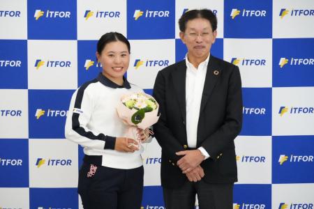 アイティフォー、女子プロゴルファー小俣柚葉選手との