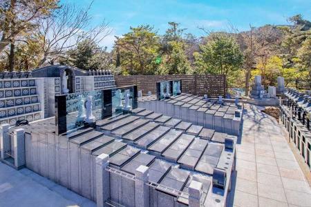 横須賀の街を望む、妙栄寺に管理継承不要の「永代供養