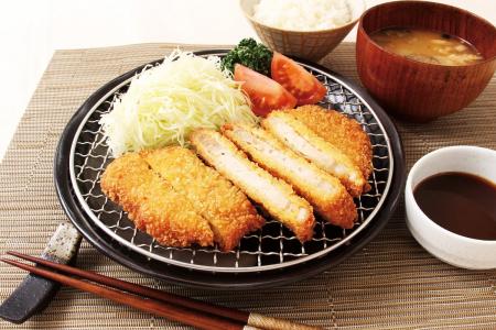 アニマルウェルフェアに取り組む“自然豚”を使用！国産