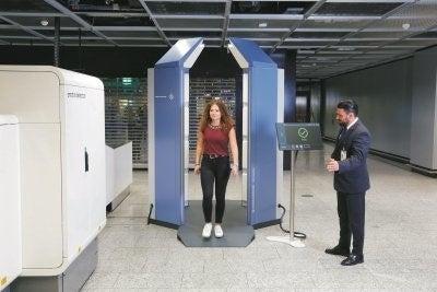 フランクフルト空港は、搭乗客に対してローデ・シュワ