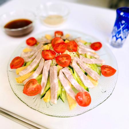 これぞ浅草涼味！特製冷やし中華の登場。焼豚、麺、た