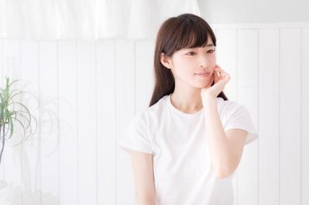 8割以上の方がTシャツの下に着るインナー選びに悩むと