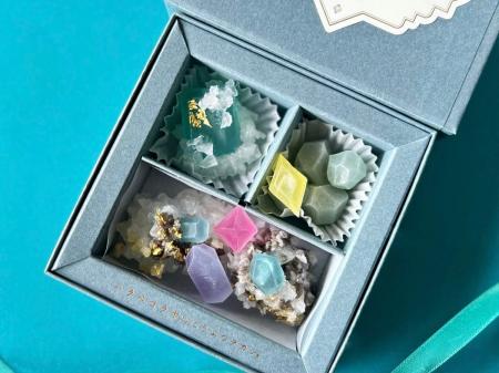 食べられる宝石箱。5月の誕生石エメラルドの琥珀糖を4