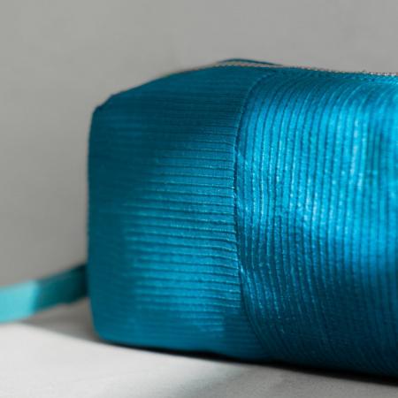 ラオス伝統の絹織物に、新たな選択肢を提案――軽やかで