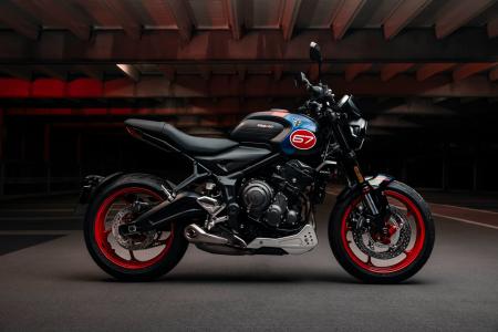 トライアンフから 「Trident Triple Tribute Black」