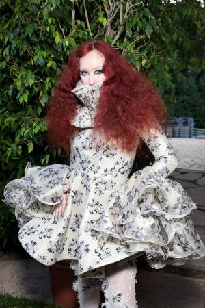 【McQueen】チャペル・ローンがマックイーンを着用