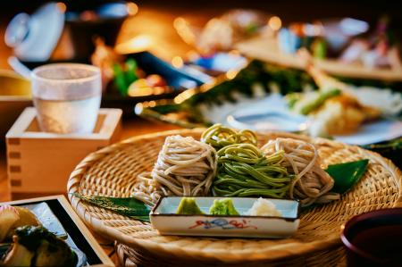 瀬戸内海を望みながら、革新的なそば割烹料理を堪能モ