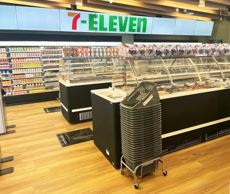 大阪・関西万博会場内のセブン-イレブン店舗、ボーイ