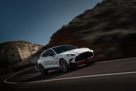ASTON MARTIN DBX S　SUVのスーパーカーに新しいフラ