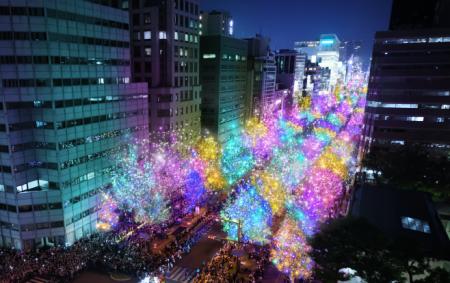 「大阪・光の饗宴2025」万博特別点灯実施中！光に包ま
