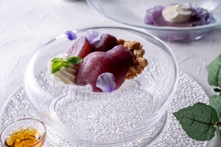 気高く芸術的なスミレ色のスイーツをコース仕立てで優
