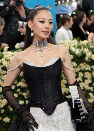 【ゲラン】グローバルアンバサダー ジーナ・アリスが