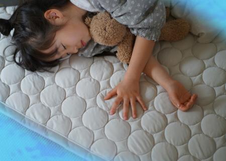 洗える“ひんやり”接触冷感ラグで夏の猛暑も快適utf-8