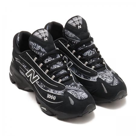 「atmos」の先鋭的なスタイルと「New Balance」のヘリ