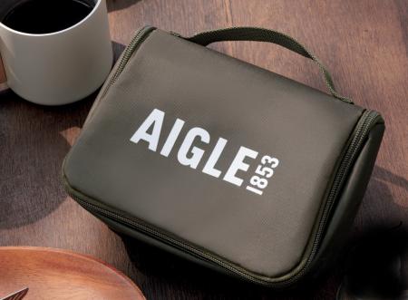 AIGLEの白いロゴがカーキのナイロン地に映える！『AIG