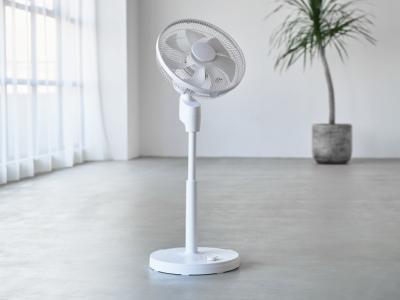 真上まで角度調整可能！換気や部屋干しにも便利な「ダ