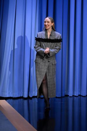 【McQueen】エリン・ドハティがマックイーンを着用