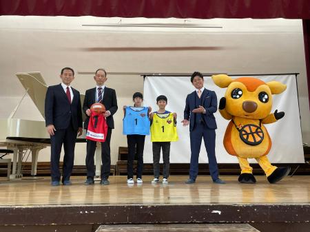 株式会社トラーチ様より奈良市立青和小学校へバスケッ