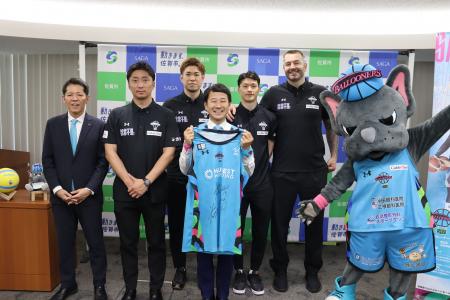 【佐賀市】佐賀バルーナーズが佐賀市役所を表敬訪問！