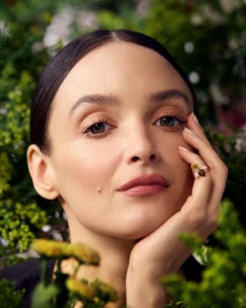 シャルロット・ル・ボンがゲランのビー アンバサダー