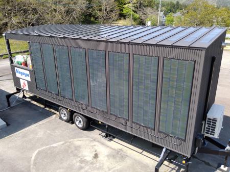 「曲がる太陽電池」トレーラーハウスにおけるキロワッ