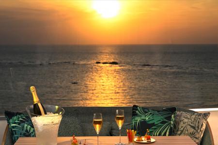 沖縄本島で最後に沈む夕陽が目の前に。ホテル最上階か