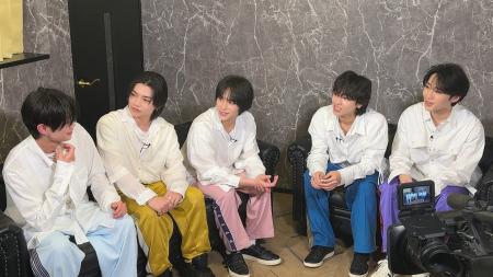 【独占取材をちょい見せ！】わちゃわちゃと仲良しな5