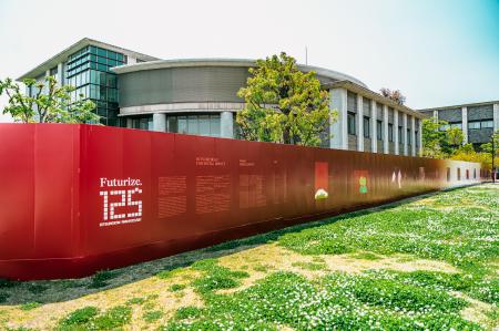学園創立125周年記念、立命館大学の仮囲いがアートギ