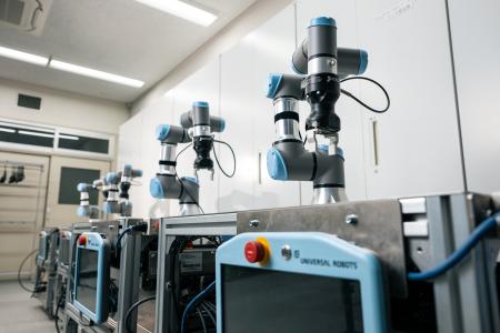 ユニバーサルロボット、職業訓練施設にUR3eを5台導入