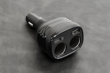 角度調節できるからアクセスしやすい！車内の充電ポー