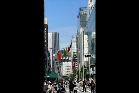 ル・クルーゼのボトルが空中に出現！？銀座の街をカラ